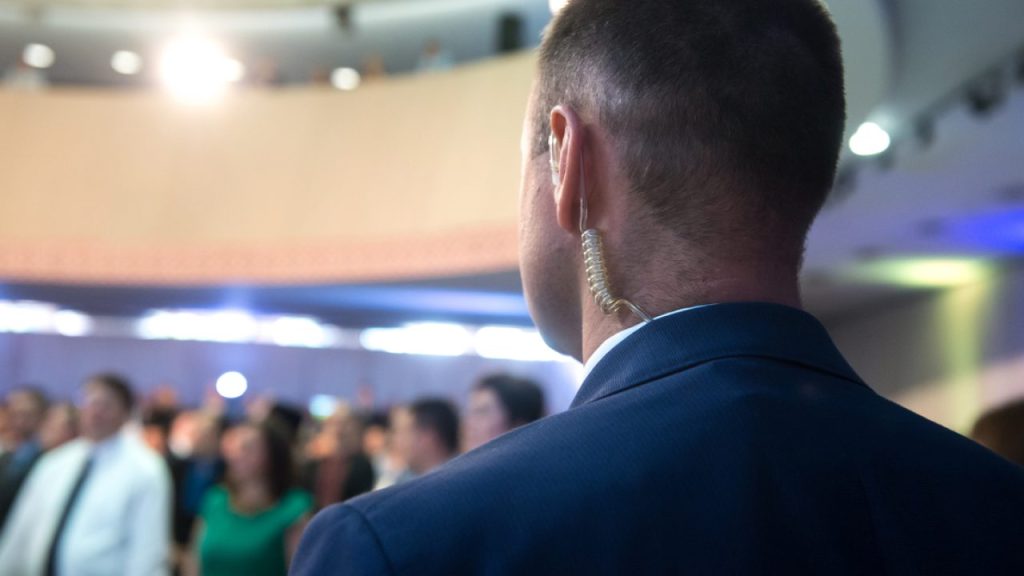 Agent de sécurité dans une salle de spectacle, dereck carrillo