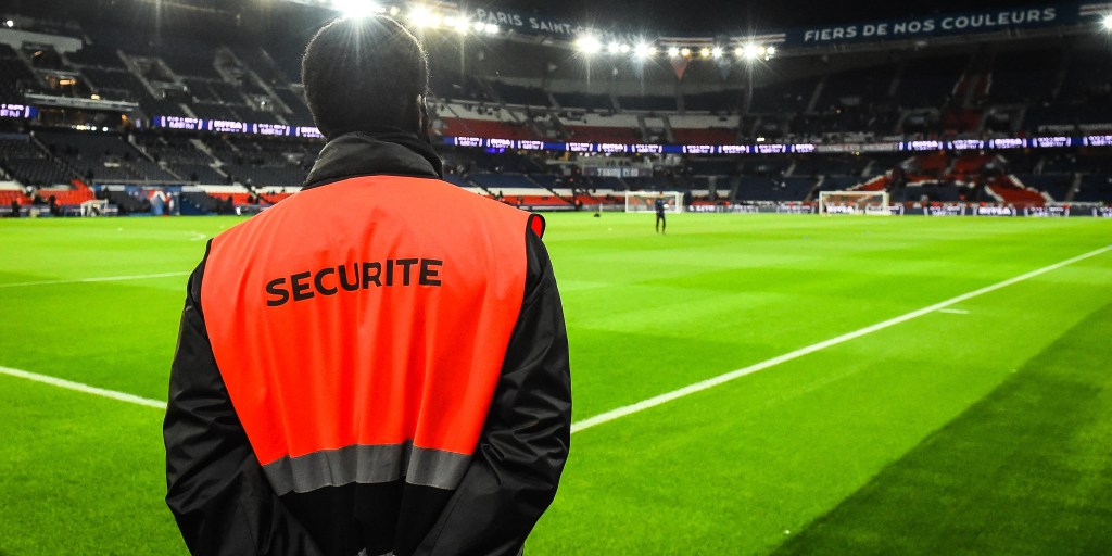 Agent de sécurité sur un stade, dereck carrillo 
