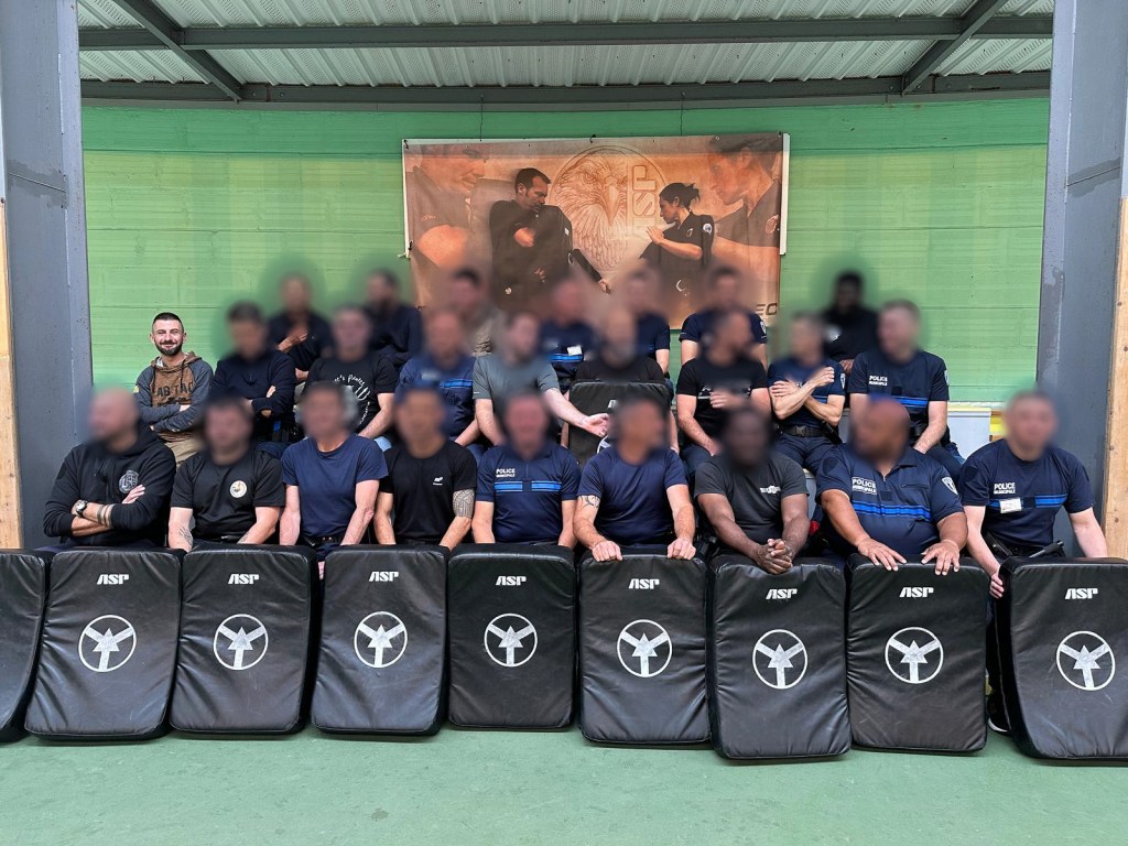 Dereck Carrillo à gauche, rangé du milieu, au stage instructeur ASP